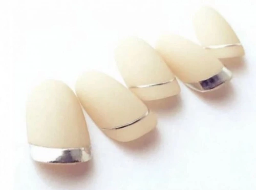 Серебряная металлическая лента